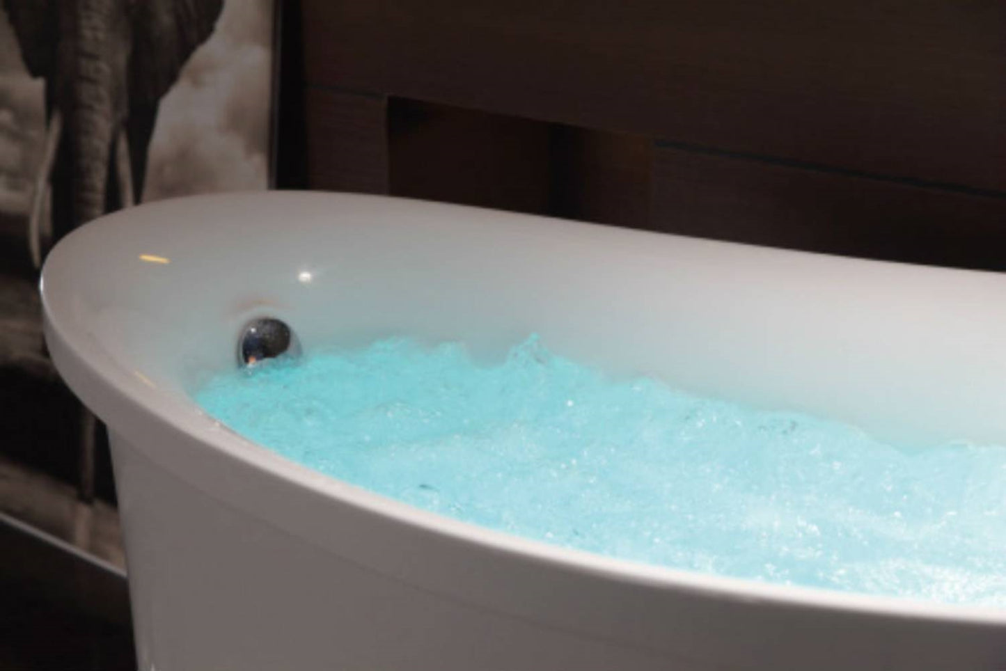 EAGO AM1800 70" White Free Standing Oval Air Bubble Bathtub
