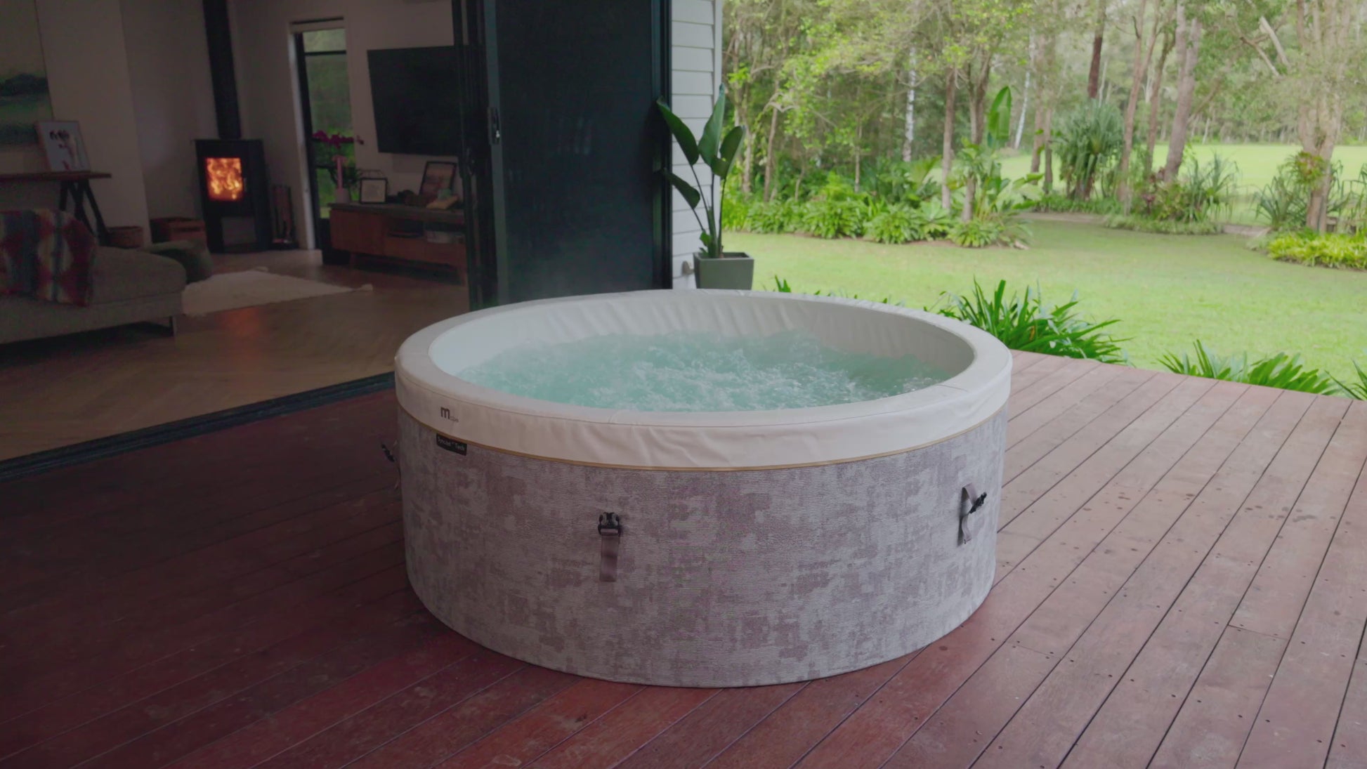 MSpa Video of a couple relaxing in the "Cocoon" hot tub. - Luxe Tub Source