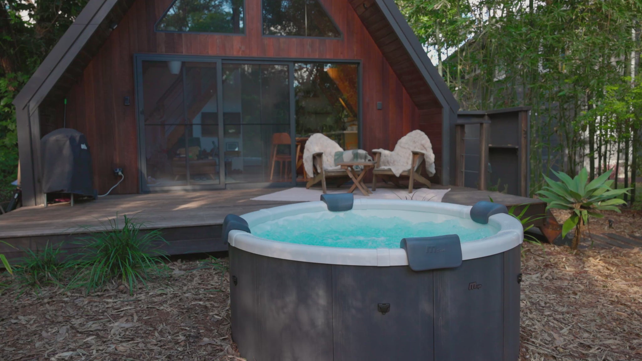 Video of a couple enjoying the Mspa Denver hot tub.